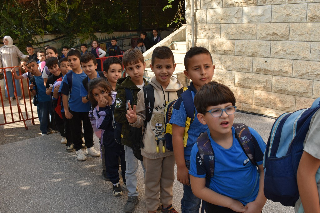 انتظام الطلاب قبل المغادرة